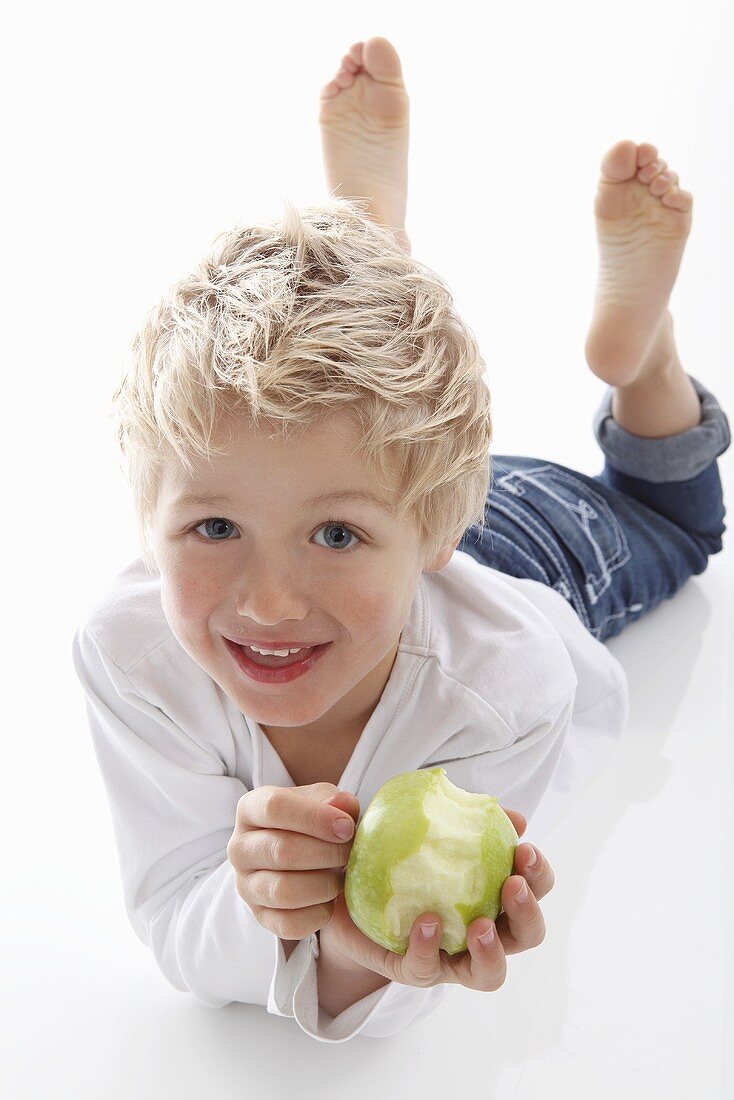 Kleiner Junge hält angebissenen Apfel