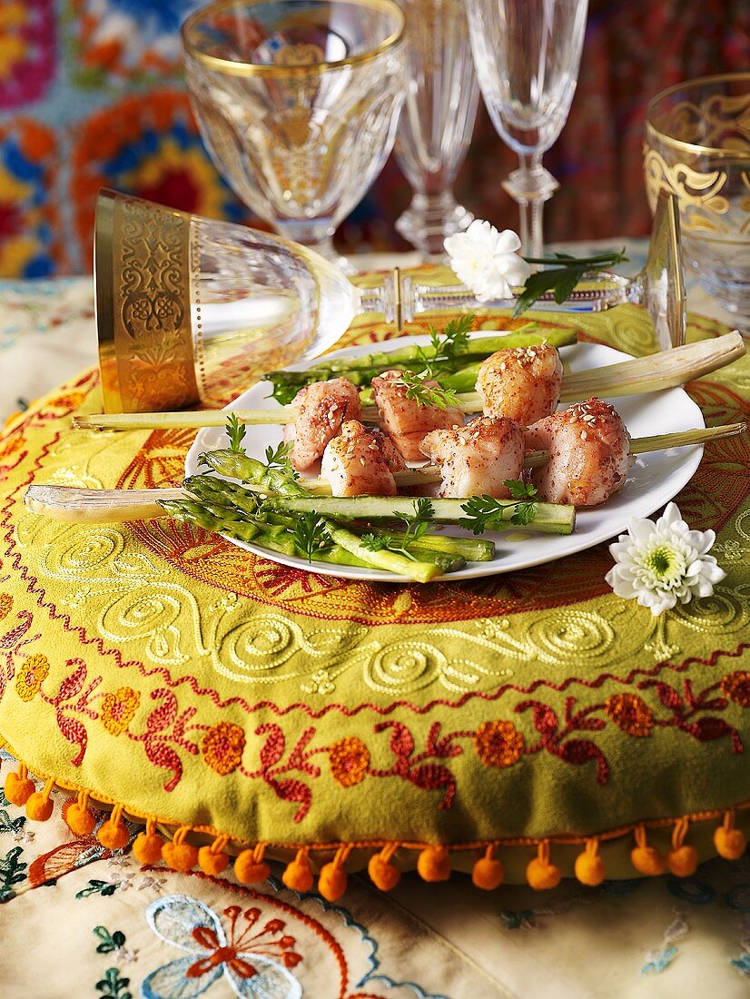 Scallop skewers with green asparagus