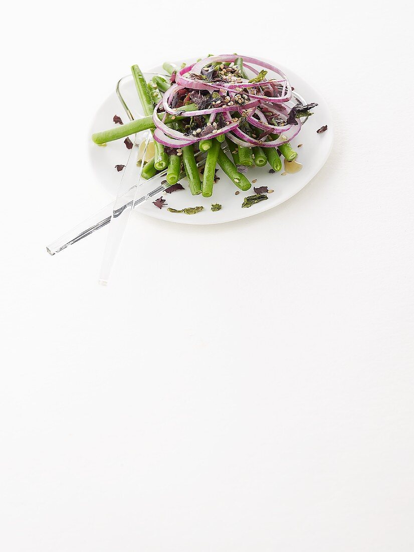 Bean salad with seaweed and onions