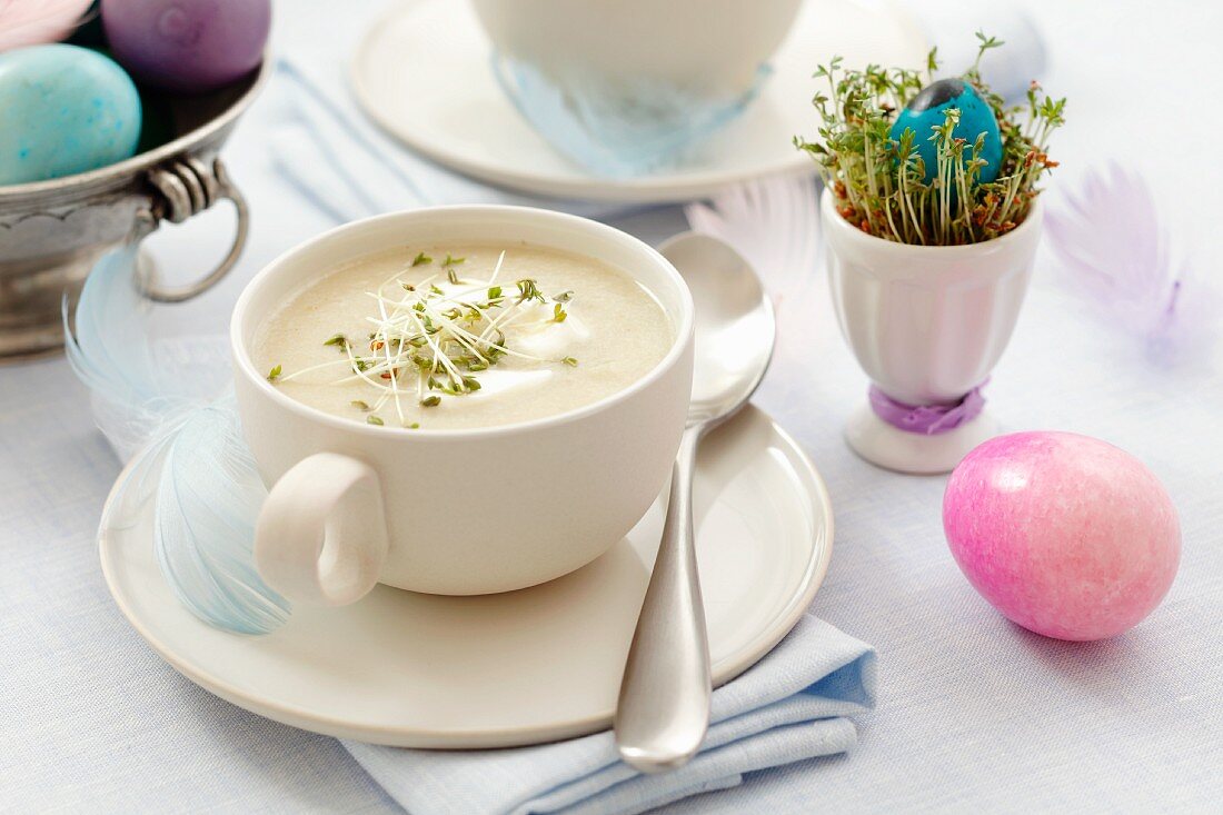 Cream of chicory soup with cress for Easter