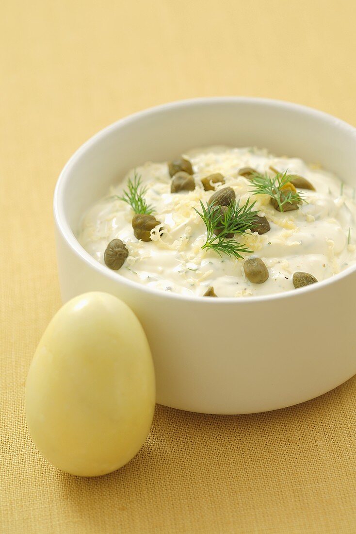Sour cream and mayonnaise dip with Gouda, capers and dill
