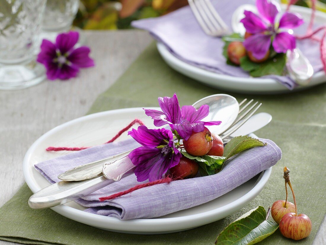 Serviettendeko mit Malvenblüten und Zieräpfeln