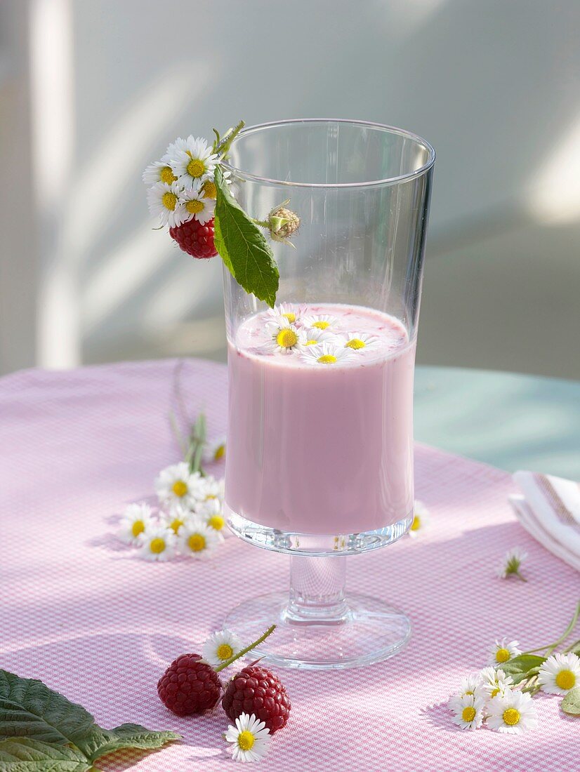 Raspberry shake with daisies