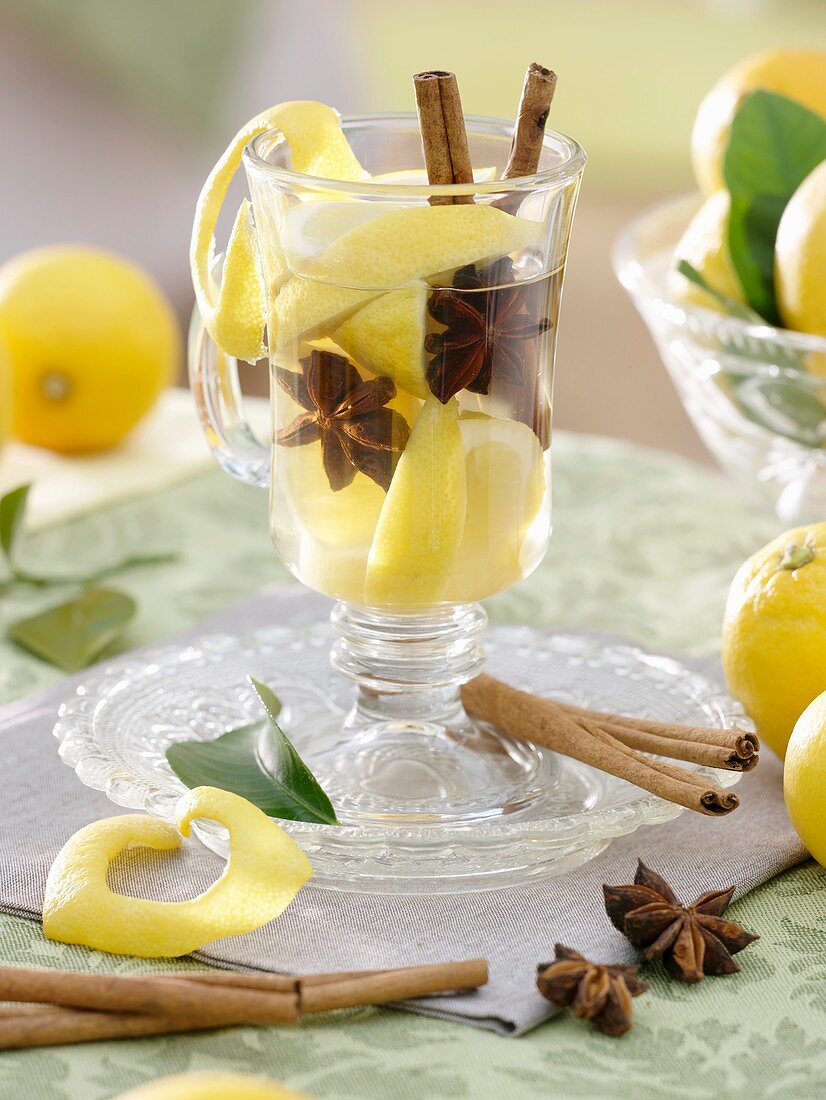 Zitronenteepunsch mit Zimtstangen und Sternanis
