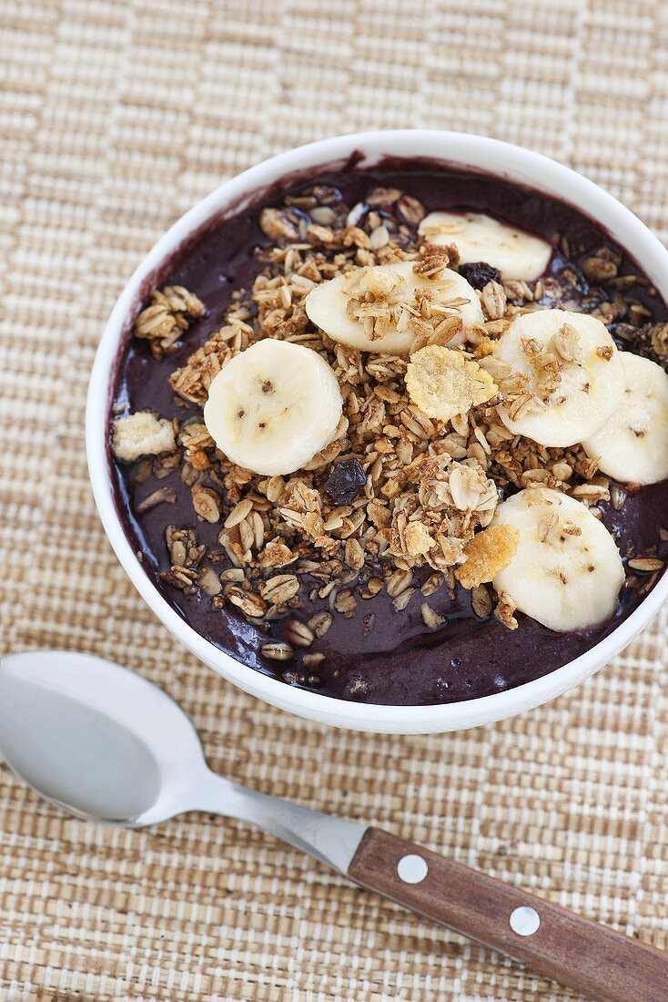 Acaibeeren-Mousse mit Getreideflocken und Banane