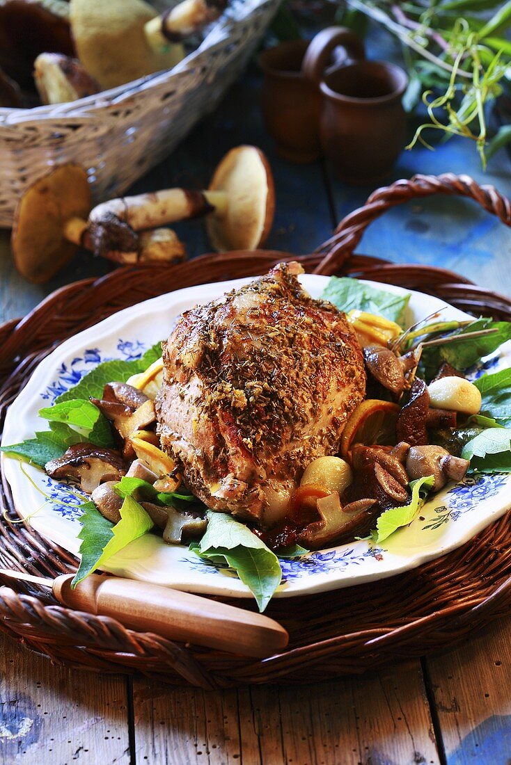 Schweinebraten mit Zitronen, Knoblauch und Pilzen