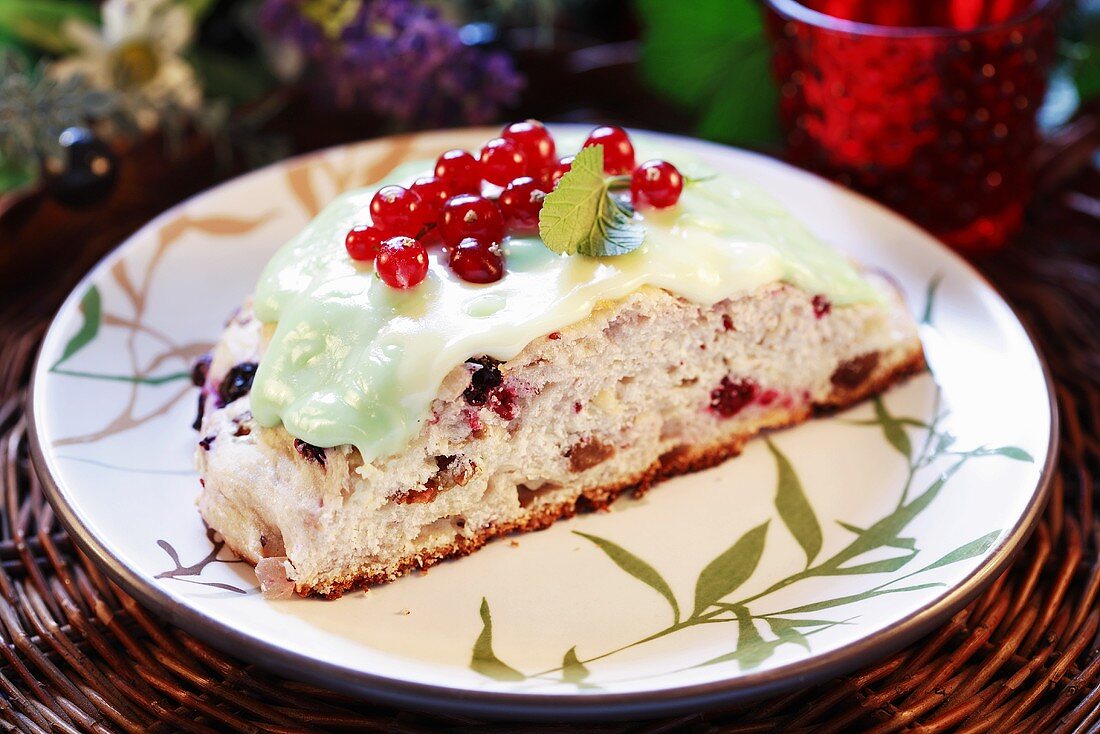 Hefestrudel mit Johannisbeeren