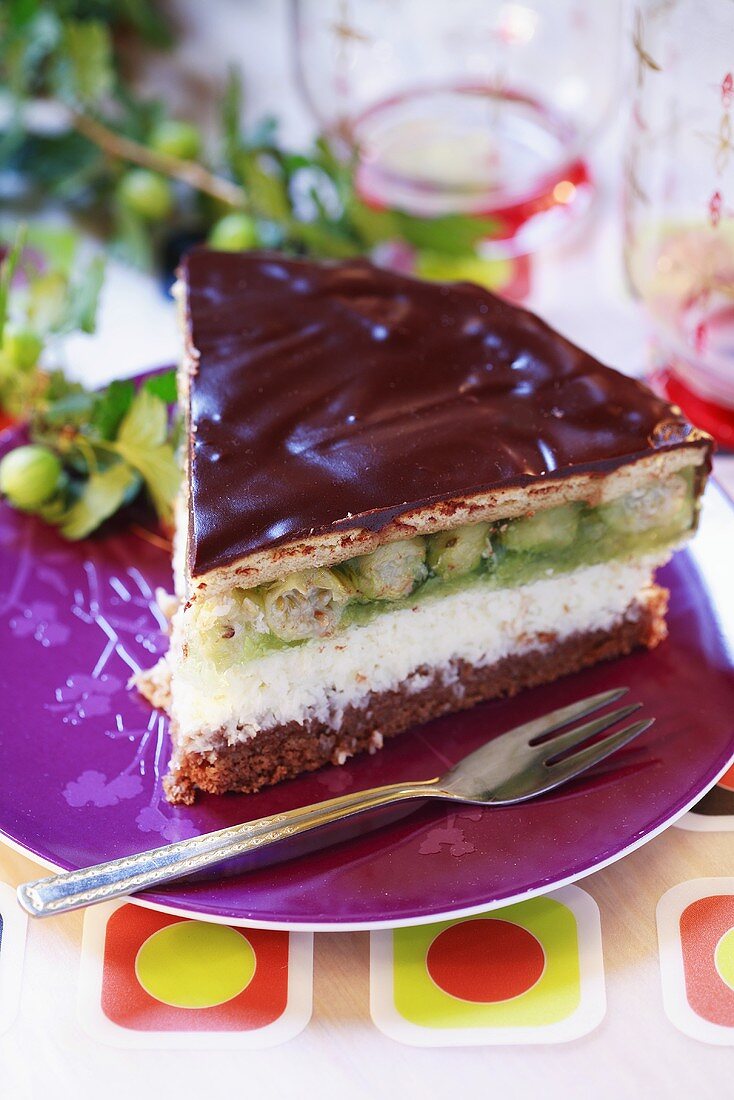 Stück Stachelbeertorte mit Schokoglasur