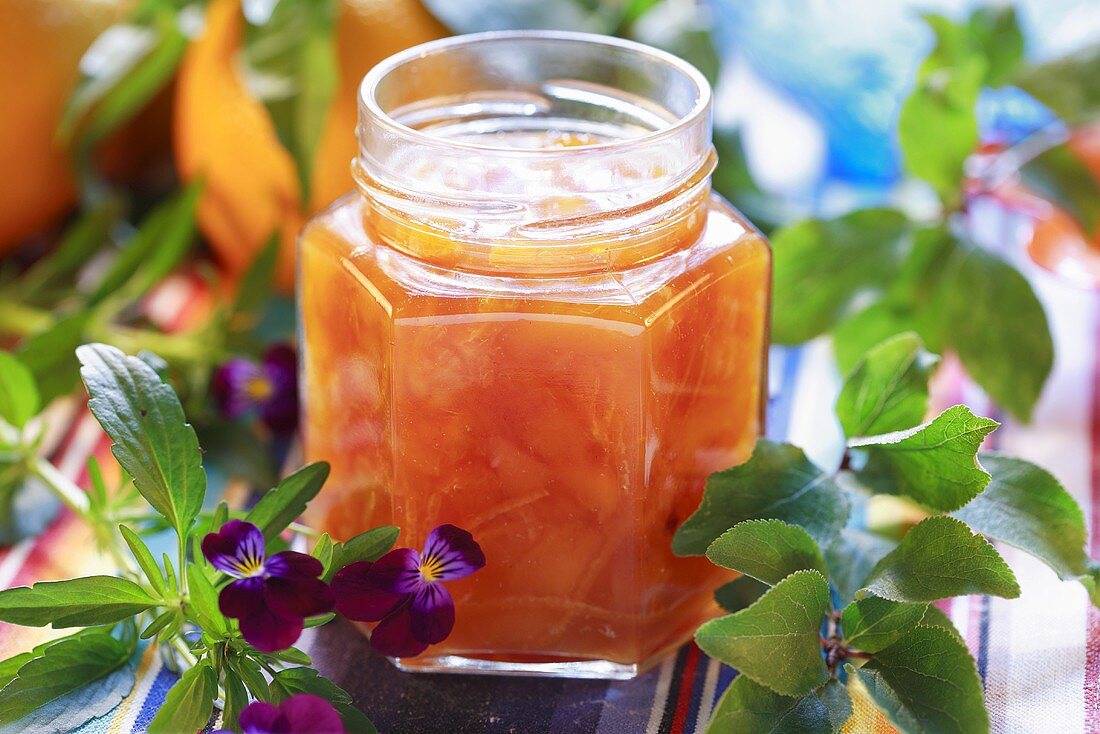 Pfirsich-Orangen-Marmelade im Schraubglas