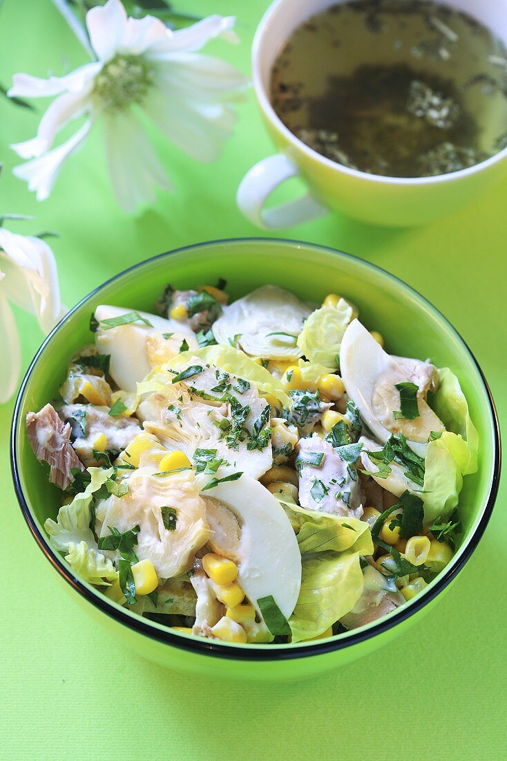 Salad with artichokes, tuna and boiled egg