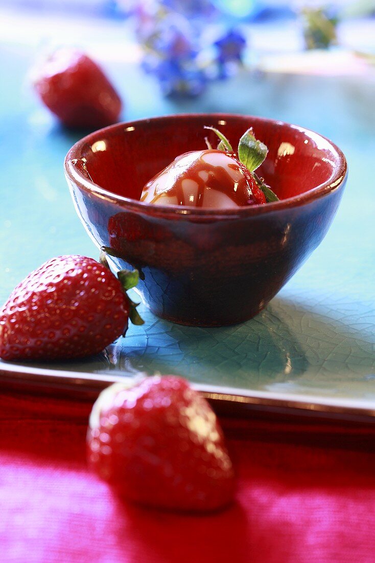 Erdbeere mit weisser Schokoglasur
