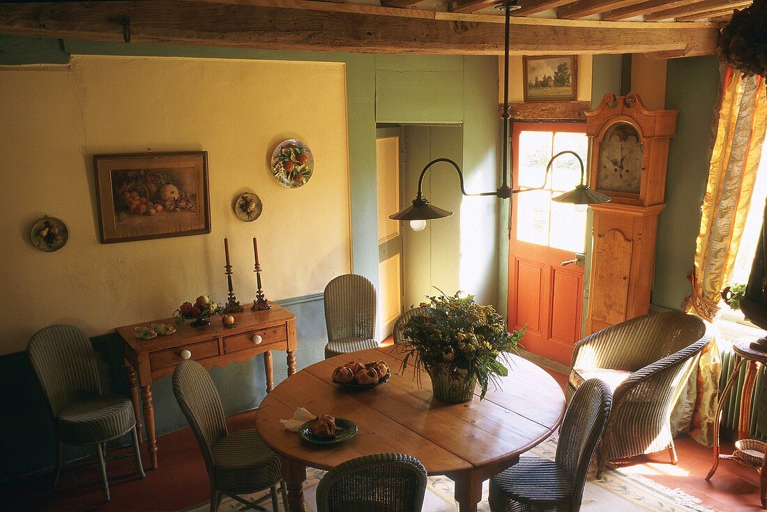 A dining room