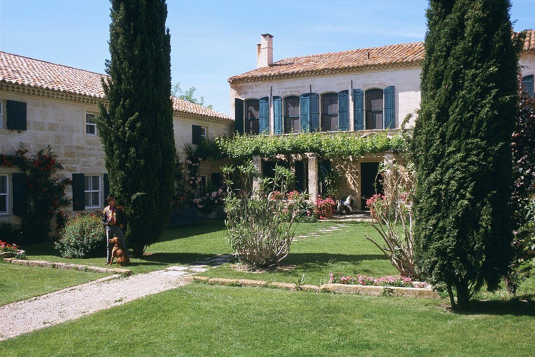 Mediterranean country house with pergola and well-tended gardens