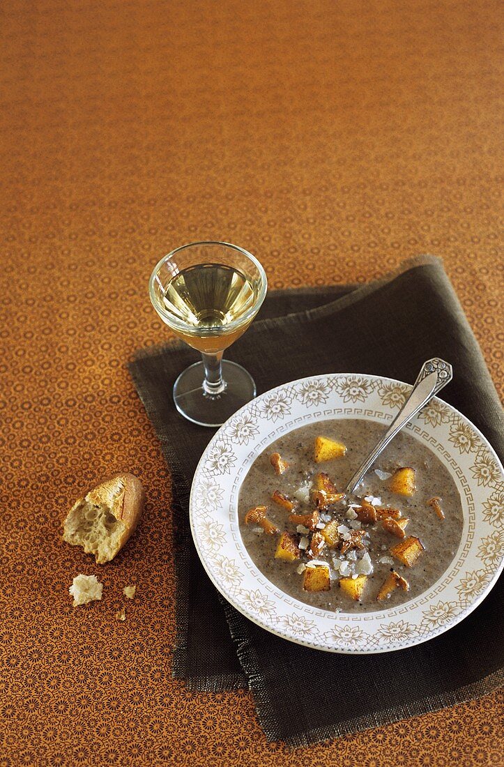 Champignoncremesuppe mit Parmesan-Polenta-Croûtons