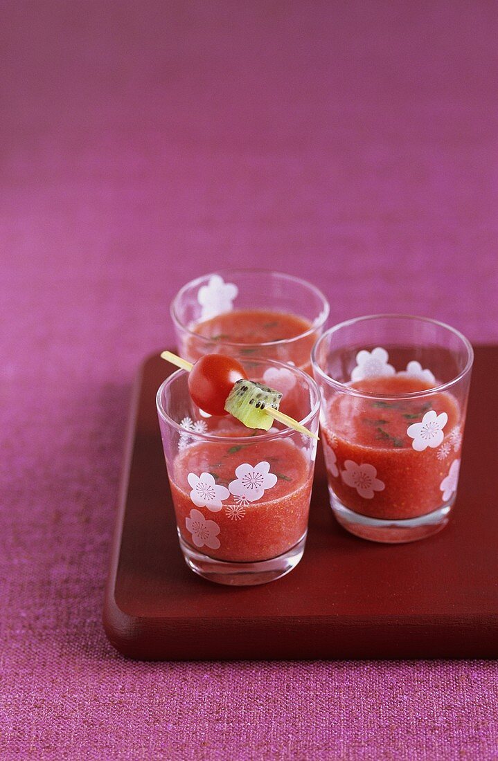 Erdbeergaspacho mit Tomaten und Basilikum im Glas