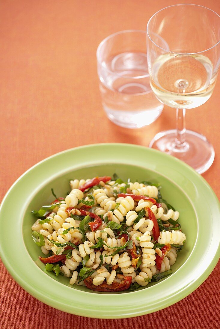 Nudelsalat mit getrockneten Tomaten und Spinat