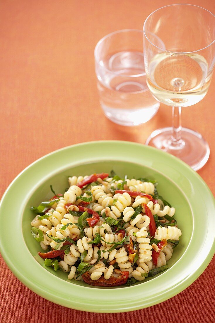 Pasta salad with dried tomatoes and spinach