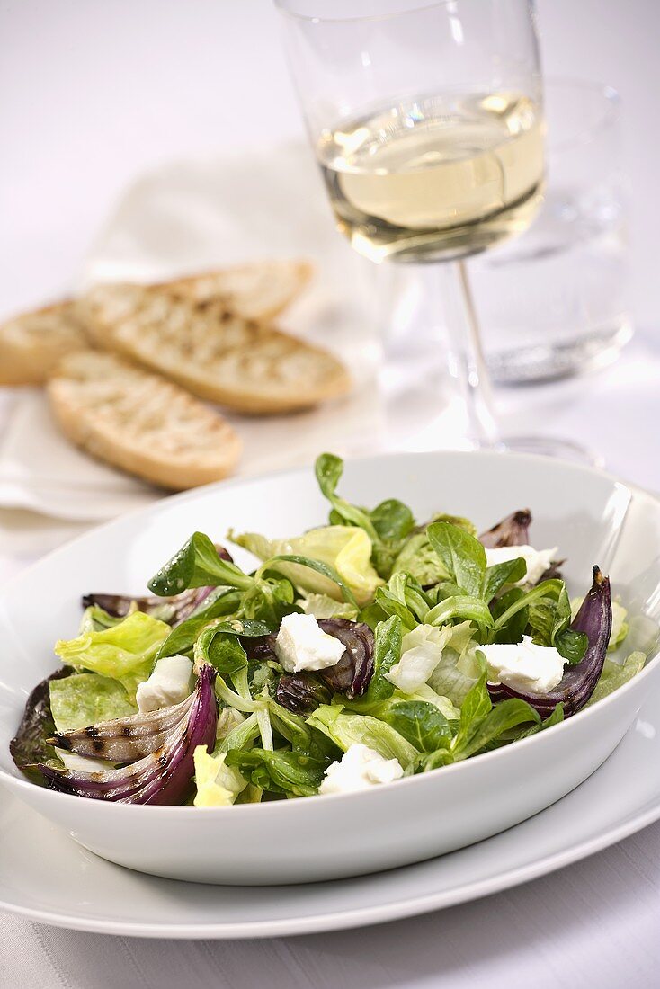 Mixed leaf salad with onions and goat's cheese