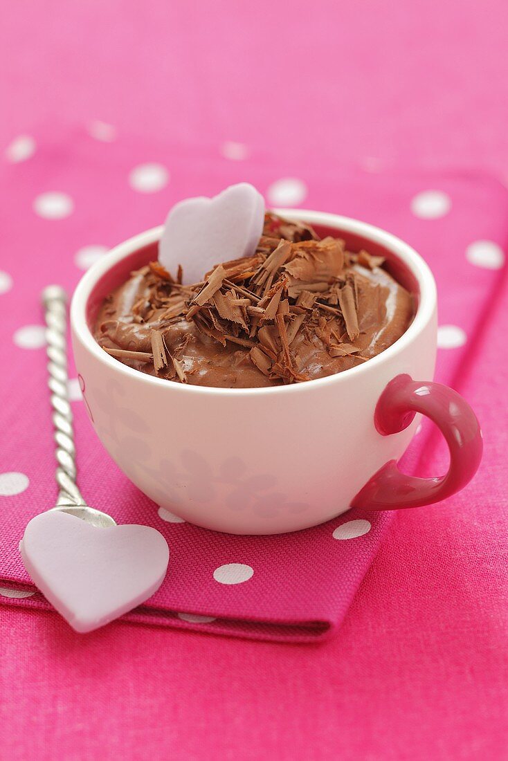 Schokoladenmousse mit Schokospänen in einer Tasse