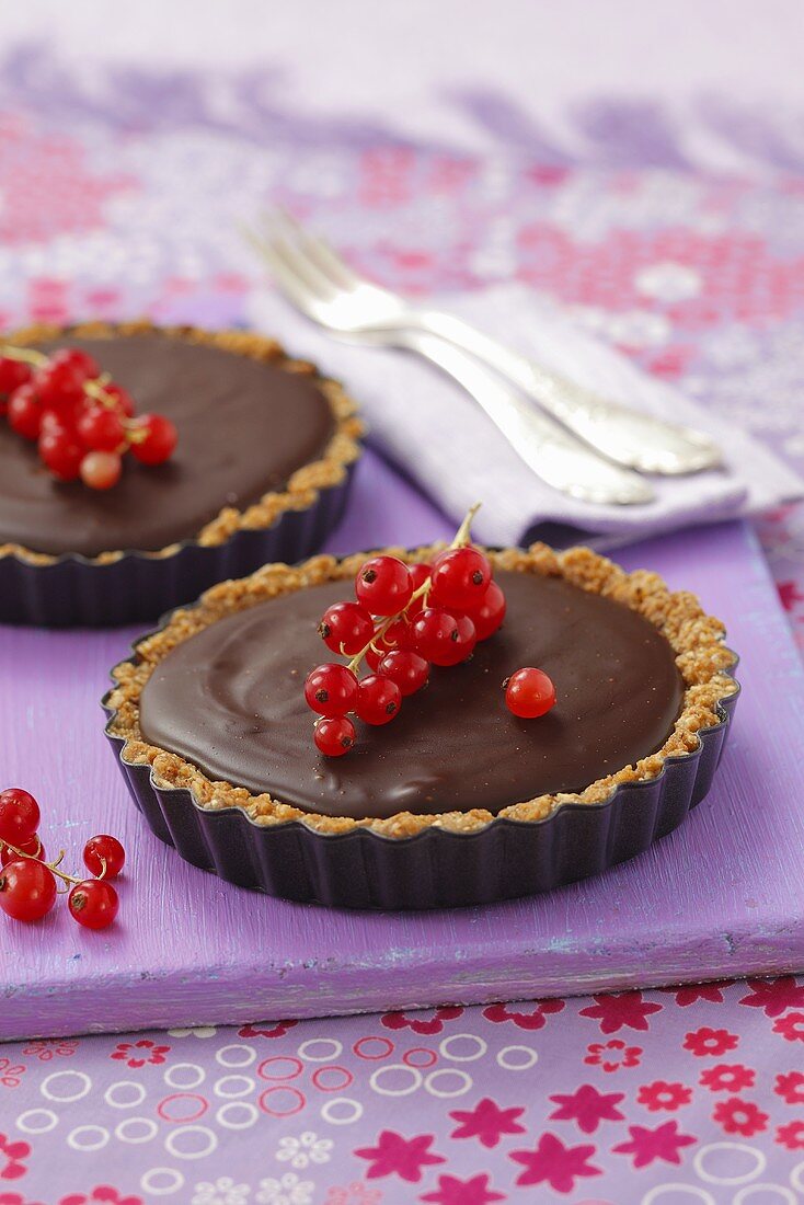 Chocolate tartlets with redcurrants