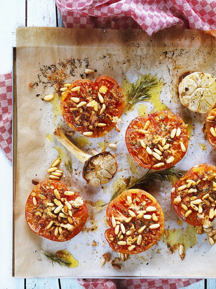 Gebackene Tomaten mit Pinienkernen