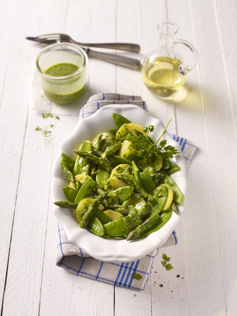 Potato salad with green asparagus and mange tout
