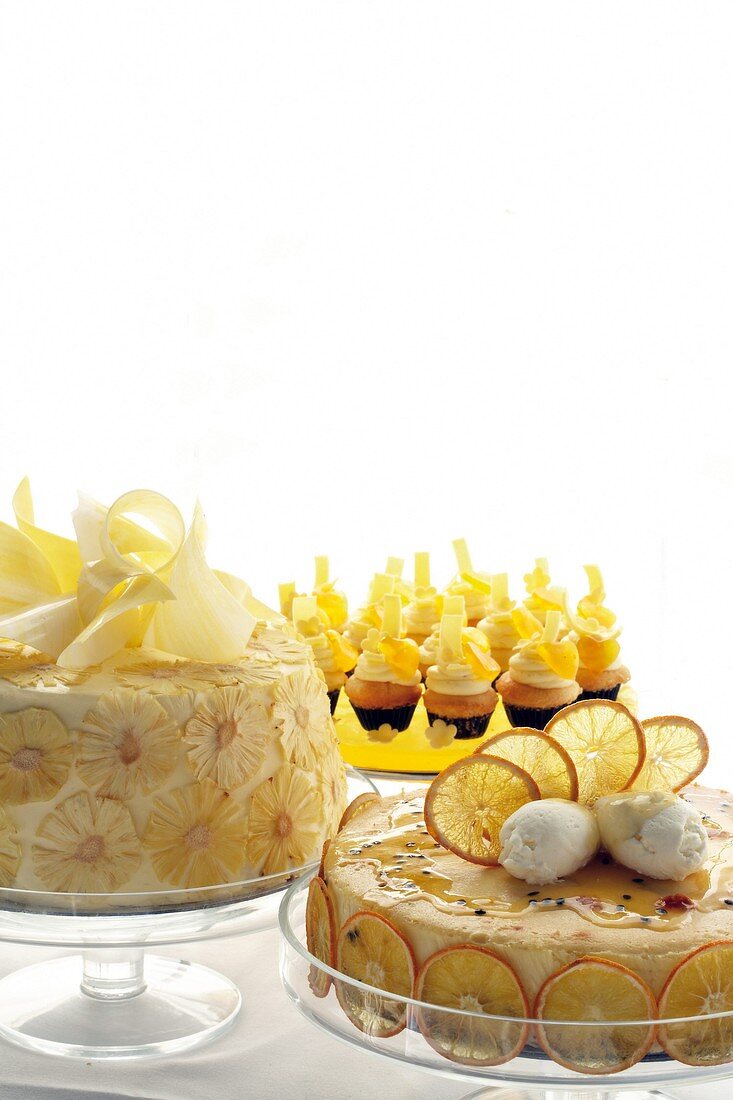 Ananastorte, Passionsfrucht-Käsekuchen und Zitronen-Cupcakes