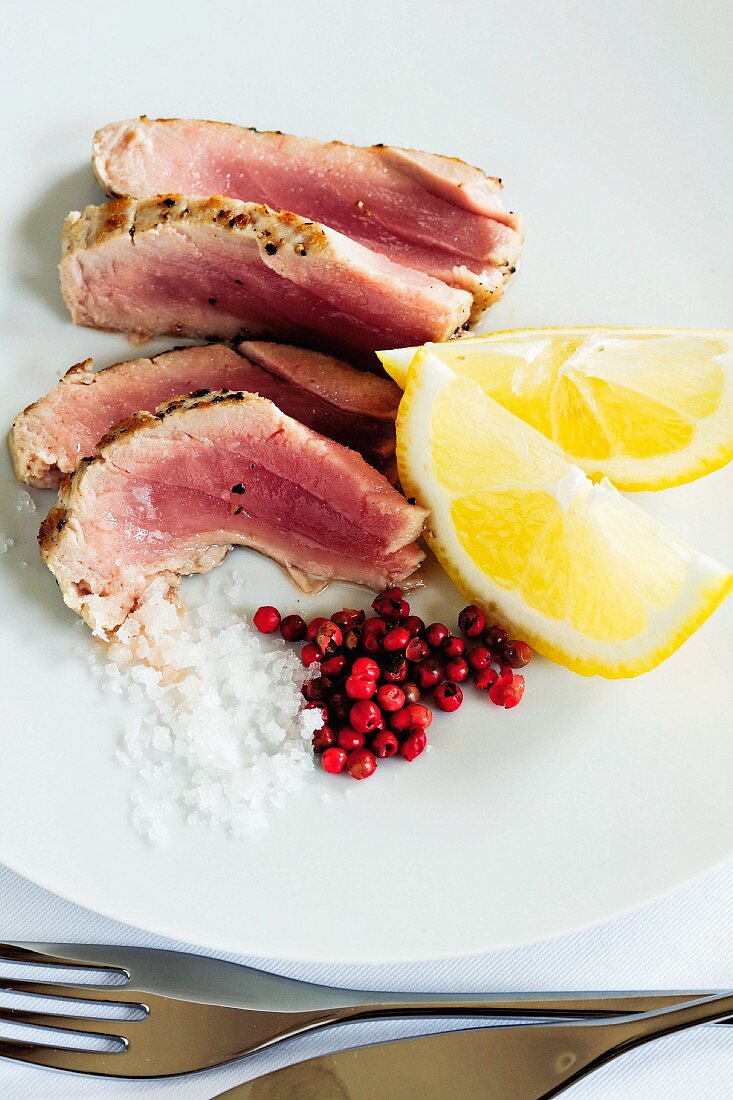 Seared tuna fillets with sea salt and pink peppercorns