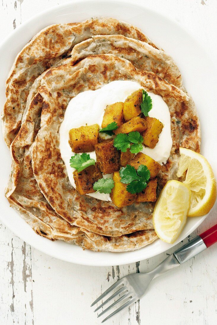 Roti (indisches Fladenbrot) mit Kartoffeln und Sauerrahm