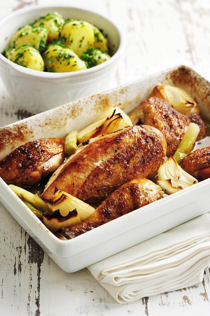 Oven-roasted chicken with leeks and onions