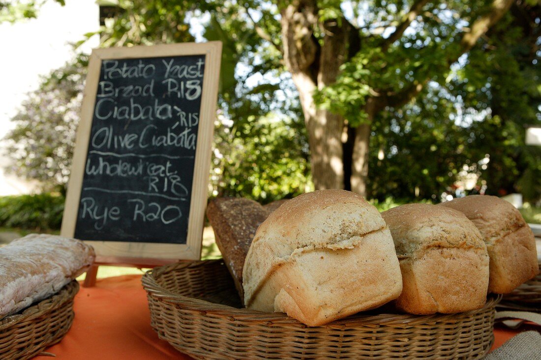 Verschiedene Brotsorten auf einem Markt