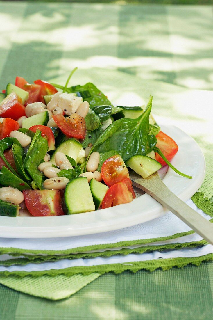 Sommerlicher Gemüsesalat mit Feta