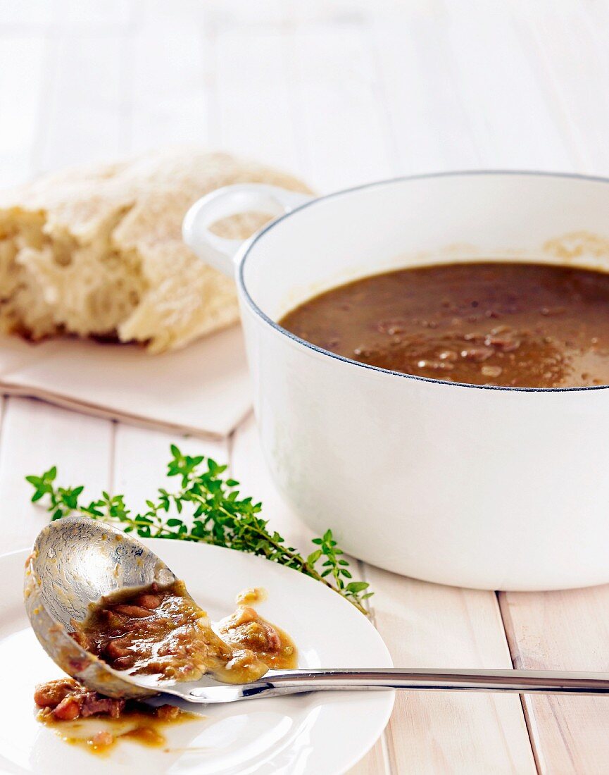 Bohnensuppe mit Fleisch, Thymian, Majoran und Petersilie