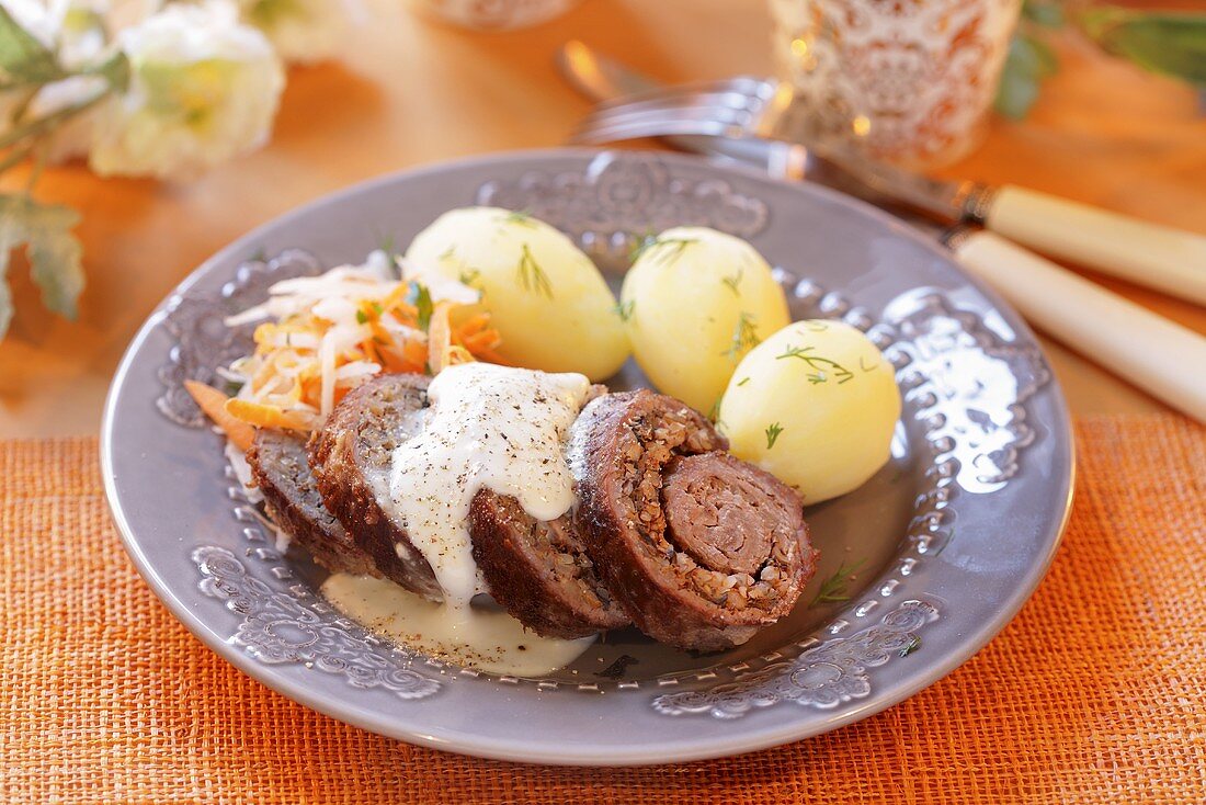 Rinderrouladen mit Speck und Pellkartoffeln (Polen)