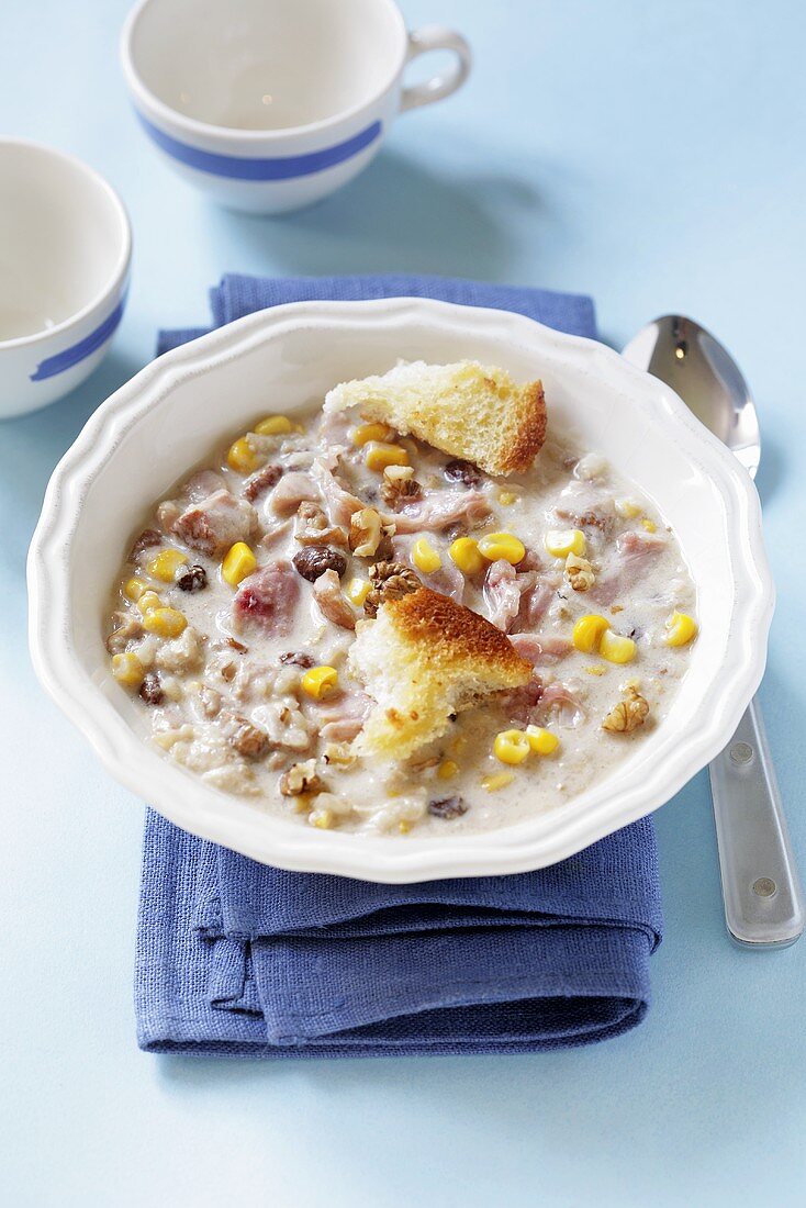 Soup with smoked chicken and white bread