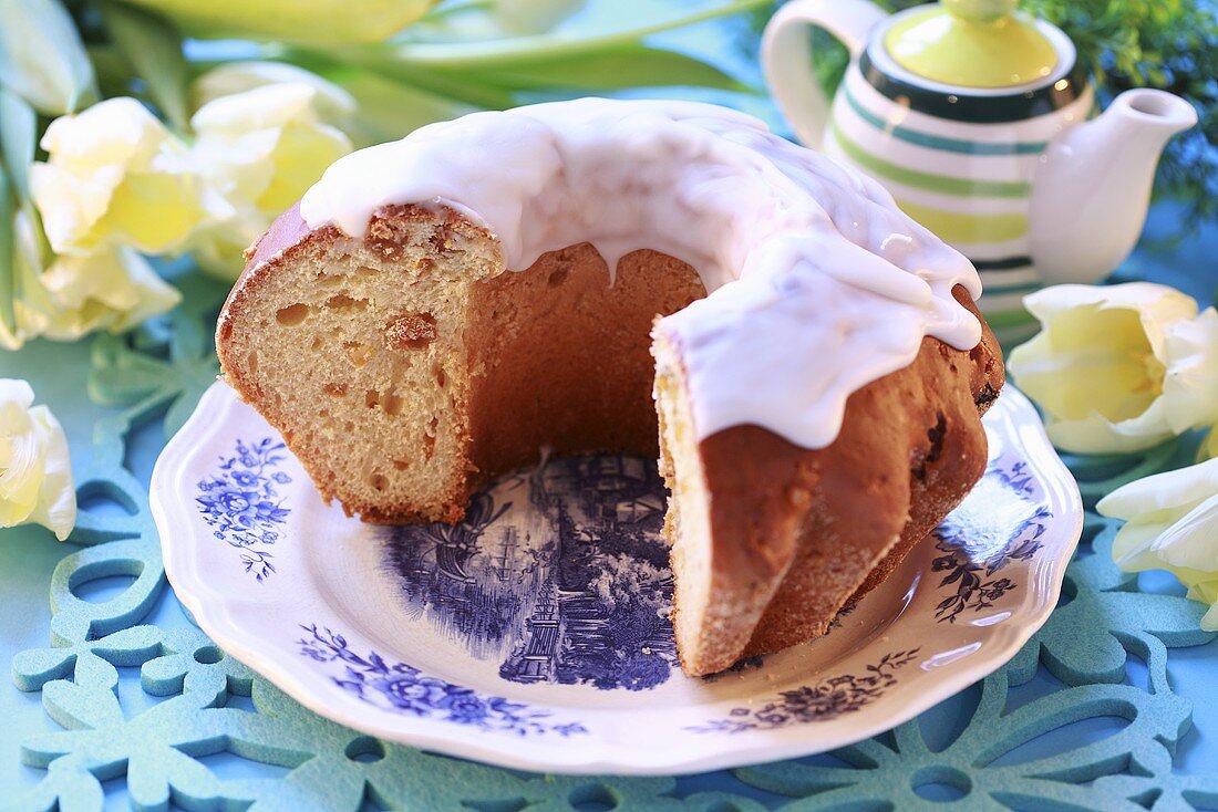 Hefekuchen mit Zuckerguss zu Ostern