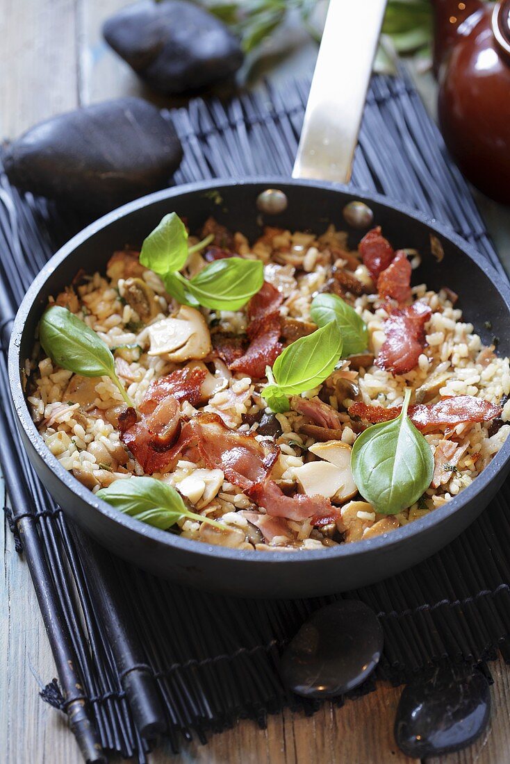 Pan-cooked rice, mushrooms and ham with basil