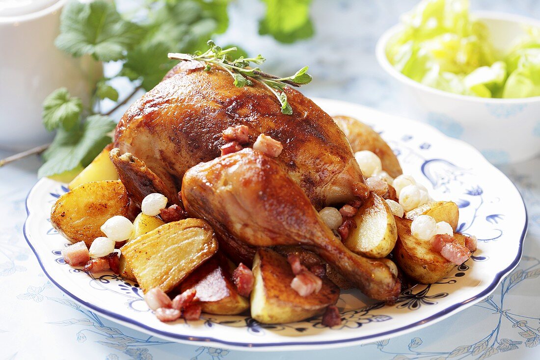 Hähnchen mit Kartoffeln, Speck und Silberzwiebeln