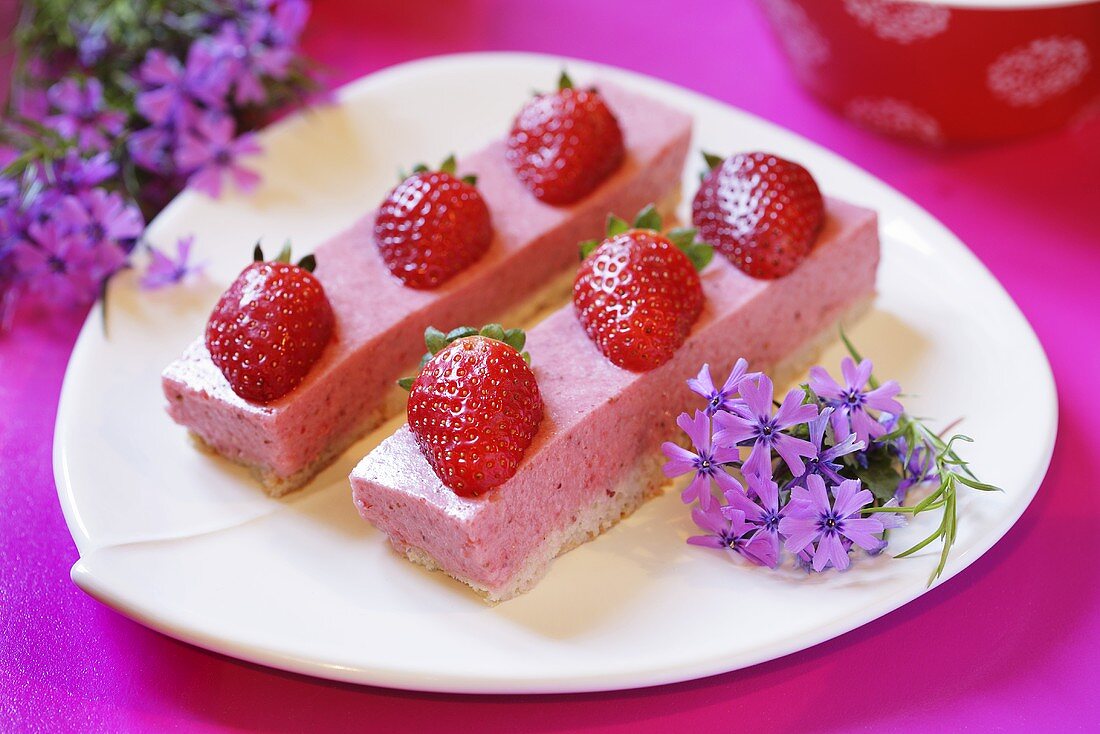 Strawberry mousse with fresh strawberries