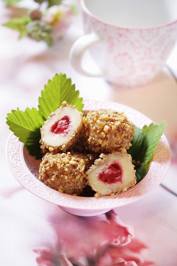 Erdbeerknödel mit Nusskruste