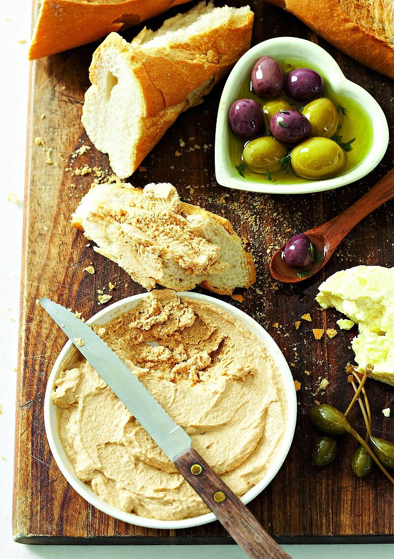 Thunfischpaste, Weißbrot und eingelegte Oliven