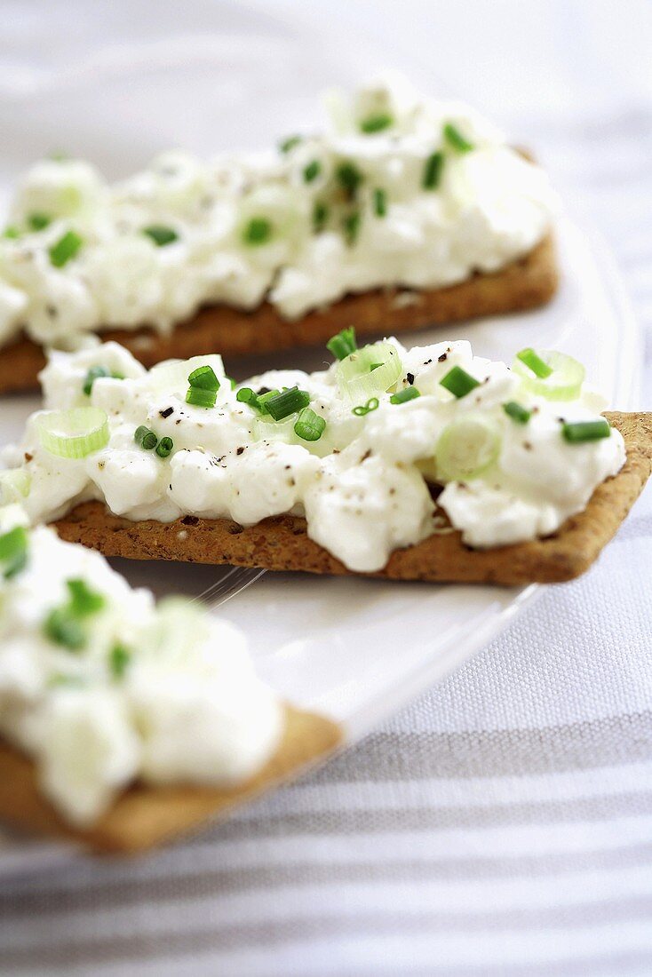 Hüttenkäse mit Schnittlauch auf Knäckebrot