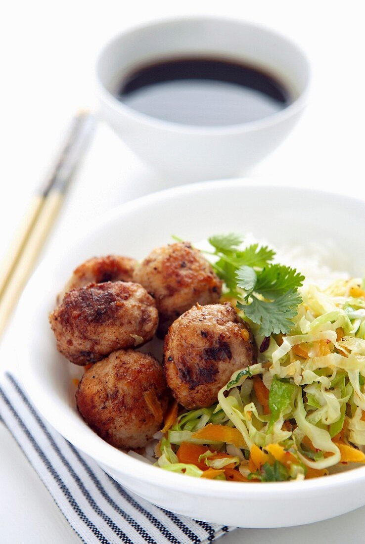 Meatballs with white cabbage