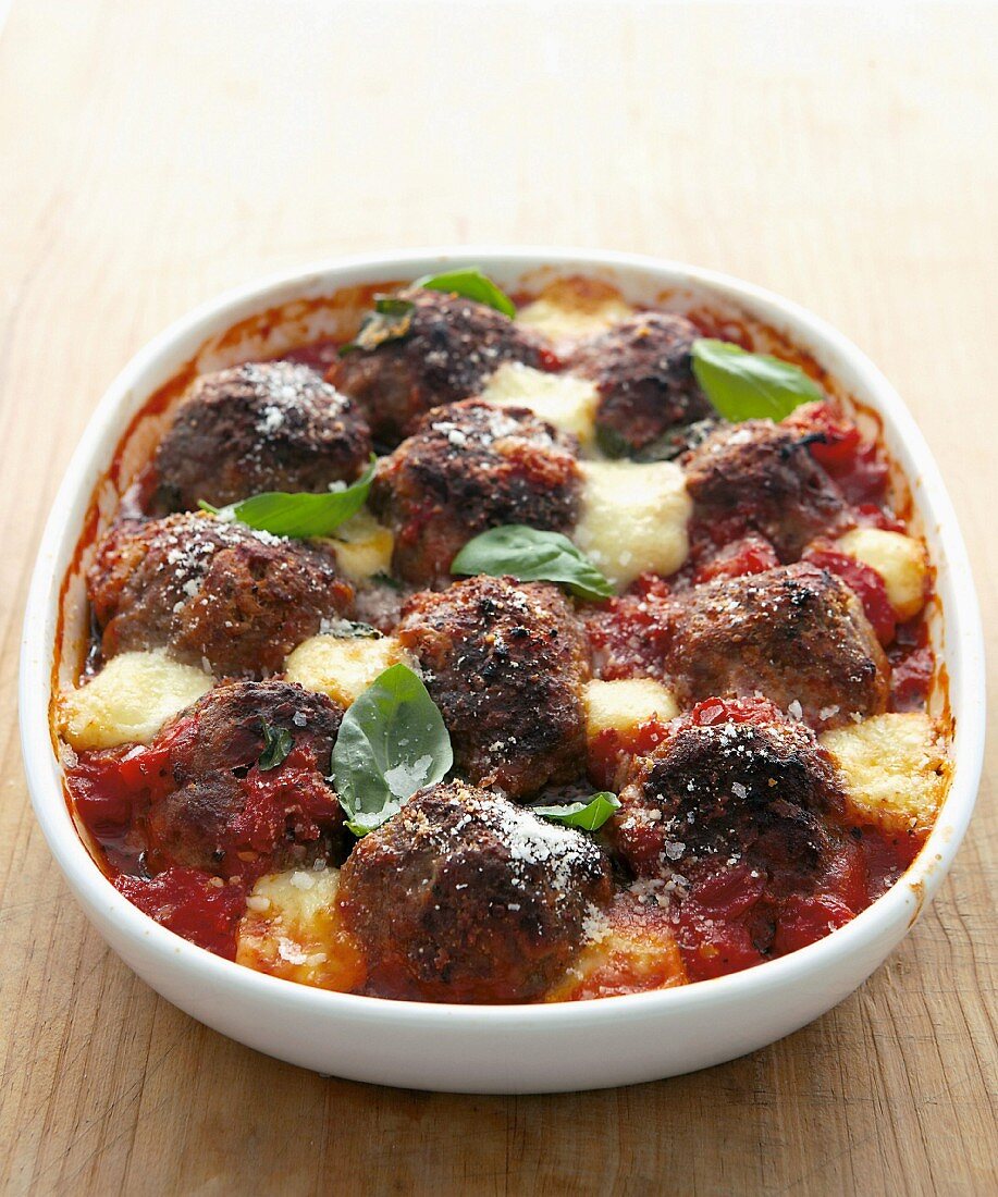 Meatballs in tomato sauce with mozzarella