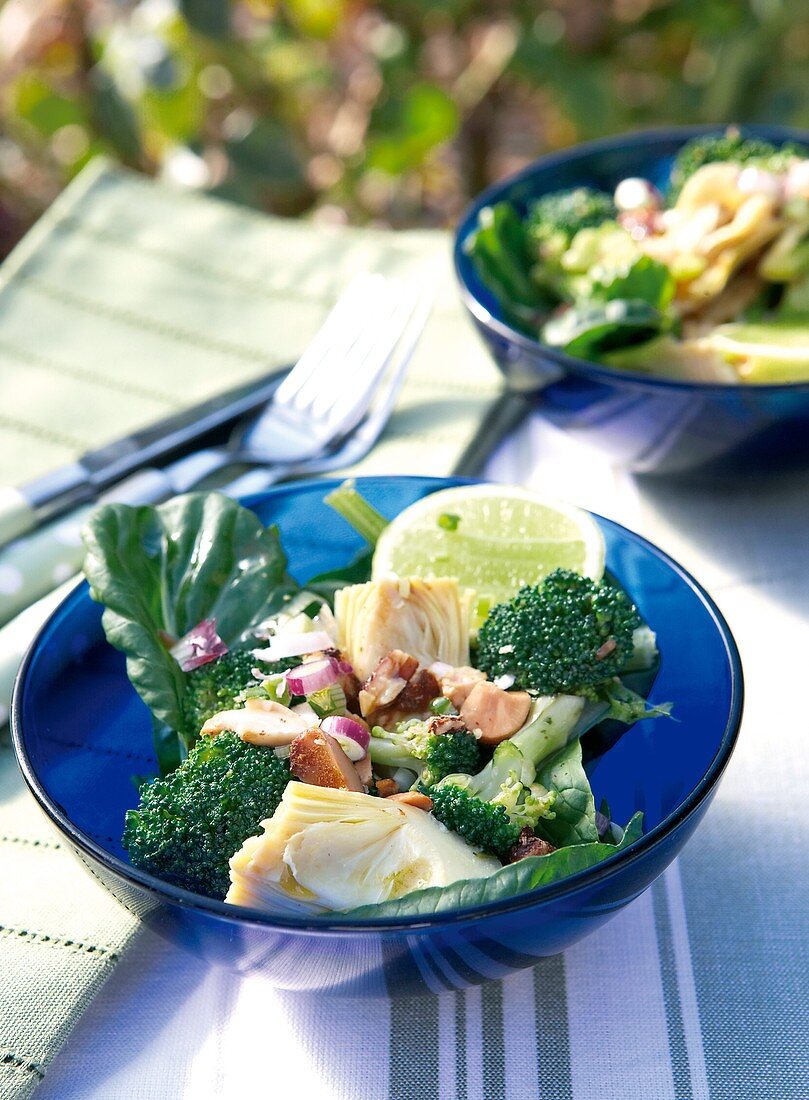 Brokkolisalat mit Makadamia und Fenchel