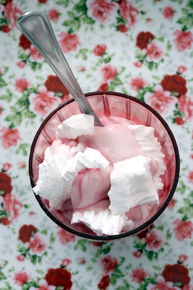 Yoghurt sundae with meringue