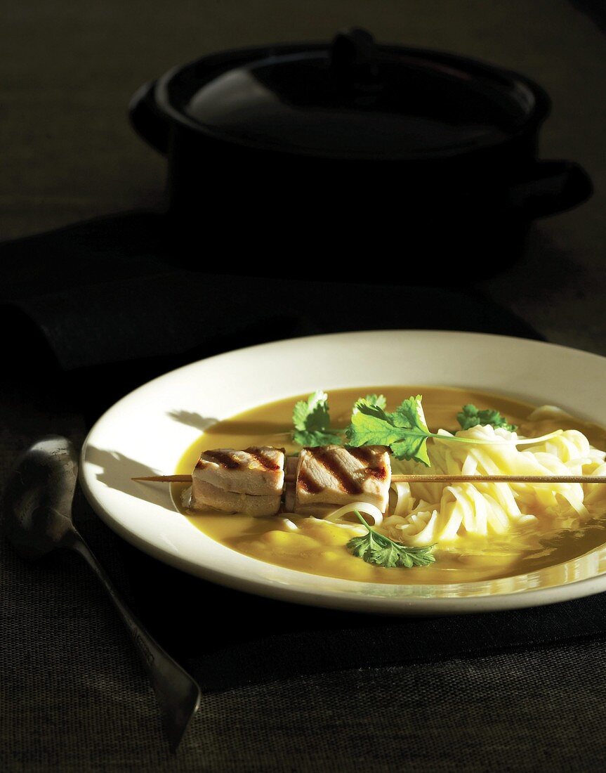 Süsskartoffel-Kürbis-Suppe mit Reisnudeln und Thunfisch-Spiess