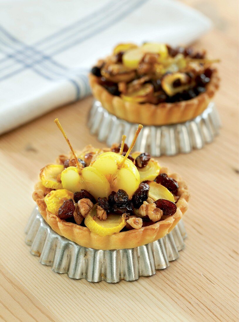 Small apple tarts with raisins and nuts