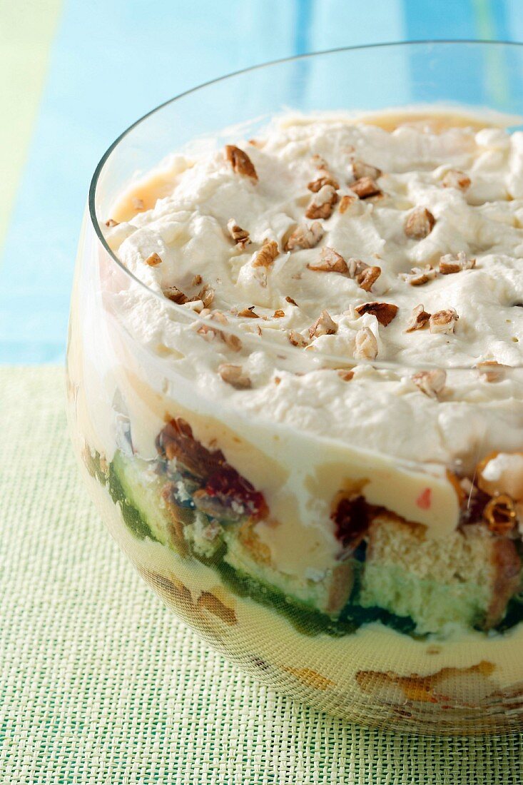 Trifle mit Biskuitlöffeln, Früchtemix, Nüssen und Sahne