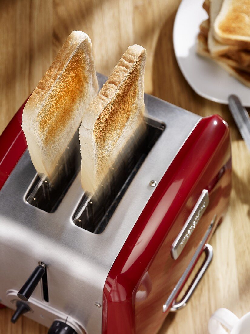 Toastscheiben springen aus dem Toaster